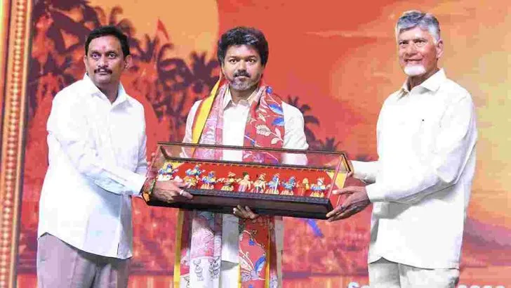 విజయవాడ ఉత్సవ్ 2.0.. సీఎంలు చంద్రబాబు, విజయ్ సందడి