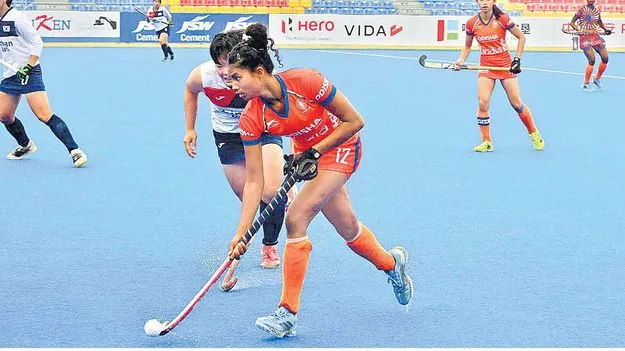 స్వర్ణ పోరుకు   మనమ్మాయిలు