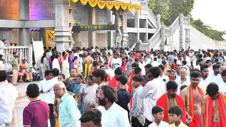 యాదాద్రిలో స్వాతి నక్షత్రం సందర్భంగా ప్రత్యేక పూజలు.. గిరి ప్రదక్షిణ