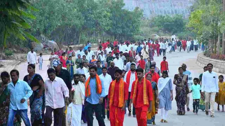 యాదాద్రిలో స్వాతి నక్షత్రం సందర్భంగా ప్రత్యేక పూజలు.. గిరి ప్రదక్షిణ
