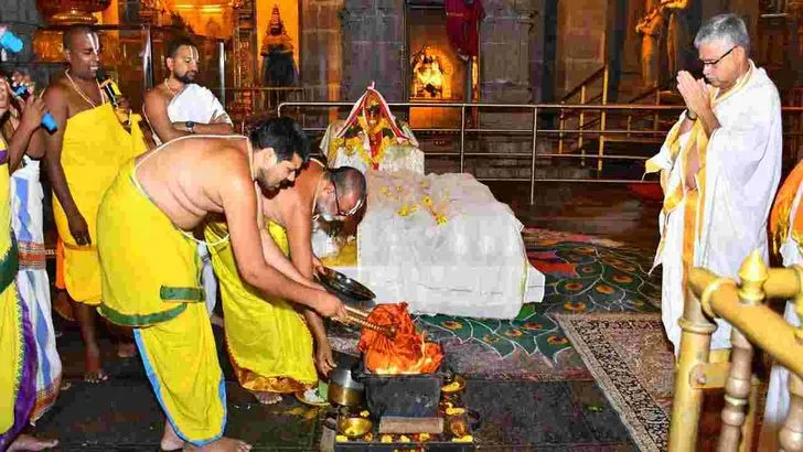 యాదాద్రిలో స్వాతి నక్షత్రం సందర్భంగా ప్రత్యేక పూజలు.. గిరి ప్రదక్షిణ