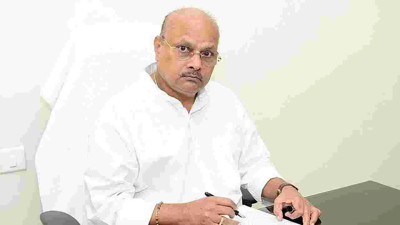 జగన్‌ పాదయాత్ర ఏపీ ప్రతిష్ఠను దెబ్బతీసేందుకే: యనమల