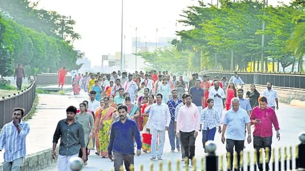 భక్తిశ్రద్ధలతో సామూహిక గిరిప్రదక్షిణ