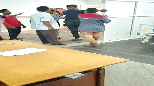 Youth Creates Ruckus  పాలకొండ ఆసుపత్రిలో యువకుడు హల్‌చల్‌