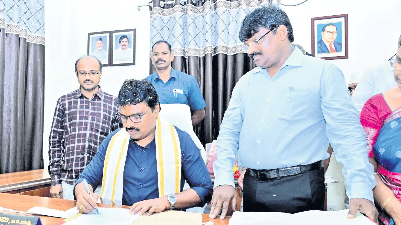 జడ్పీ ప్రత్యేక అధికారికగా కలెక్టర్‌