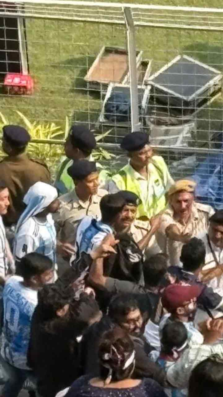 స్టేడియంలో రచ్చ రచ్చ చేసిన మెస్సి ఫ్యాన్స్..