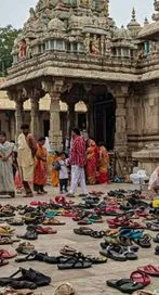 గుడిలో చెప్పులు పోతే మంచిదేనా?