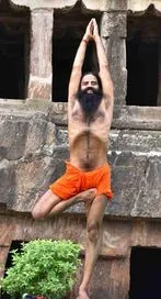 ఉండవల్లి గుహల వద్ద బాబా రామ్‌దేవ్ యోగాసనాలు